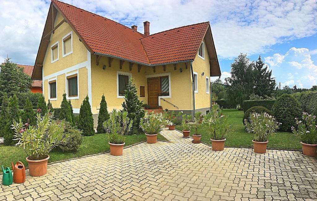 Petra Apartmanhaz バダチョニトマイ エクステリア 写真